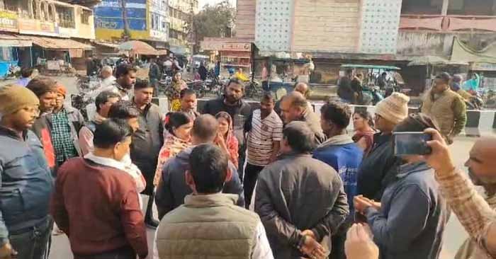 Ballia-डॉक्टर के पास आई महिला से आभूषणों की ठगी, सरेआम हुआ वारदात से लोगों में आक्रोश