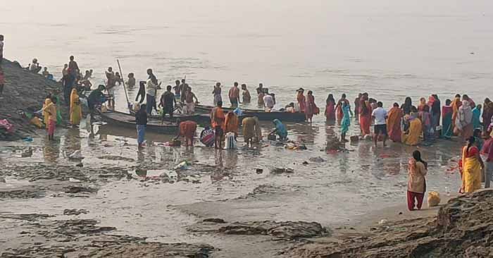 Ballia-मकर संक्रांति पर शिवरामपुर घाट पर हजारों श्रद्धालुओं ने लगाई आस्था की डुबकी