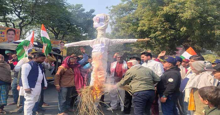 शहीद मंगल पांडेय पर राम इकबाल सिंह के बयान से आक्रोश, पुतला दहन किया गया