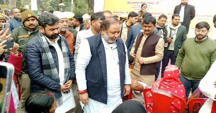 Ballia-भीषण ठंड के बीच जरूरतमंद 500 लोगों को मिला कंबल, दिव्यांगजनों को मिली ट्राई साइकिल व अन्य उपकरण