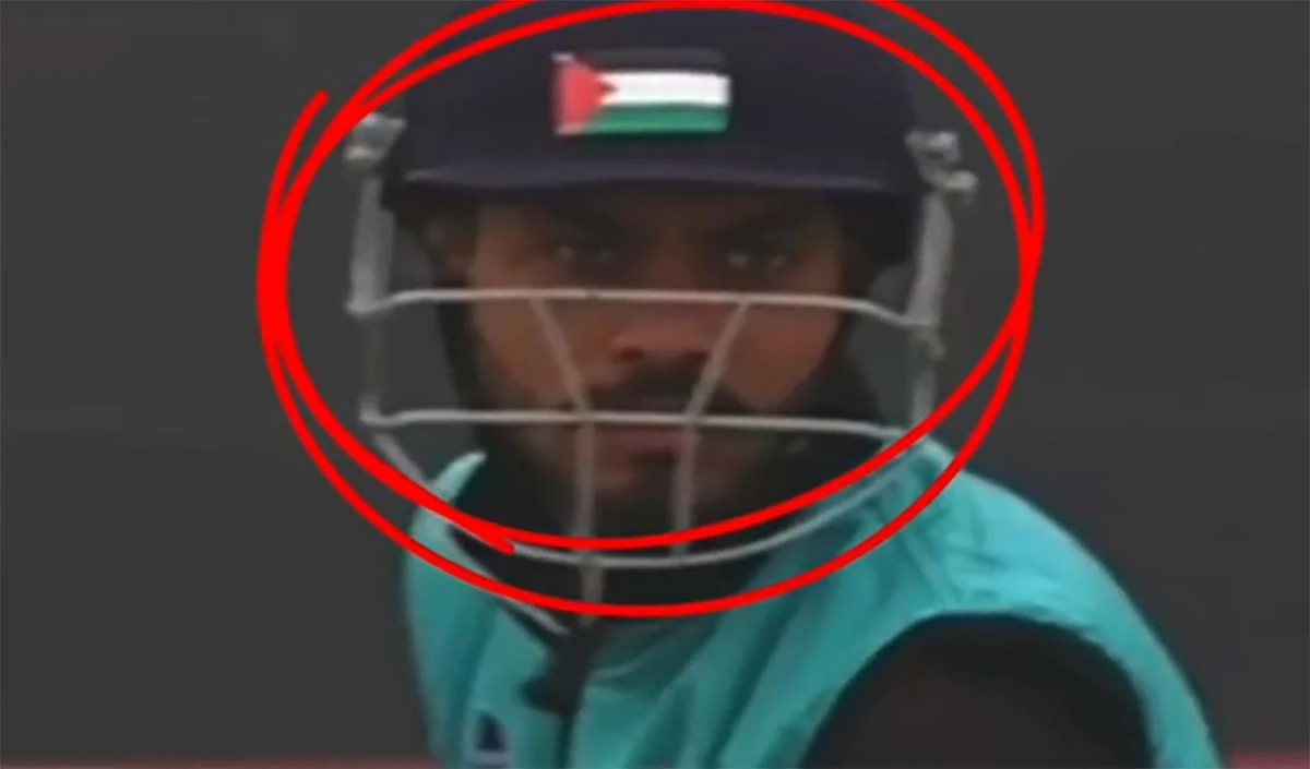 Jammu-Kashmir में Cricketer Furqan Bhat ने मैच के दौरान Helmet पर लगाया Palestine Flag, पुलिस जाँच शुरू
