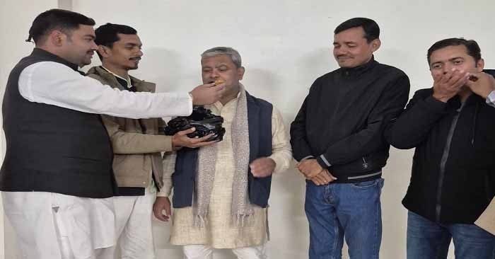 बलिया भाजपा ने ‘बजट 2026’ को बताया ऐतिहासिक, मिठाई खिलाकर किया खुशी का इजहार