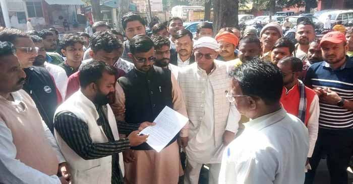 Ballia-जिला अस्पताल में बच्चे के इलाज के नाम पर 9 हजार रुपए की वसूली का आरोप, जांच के आदेश