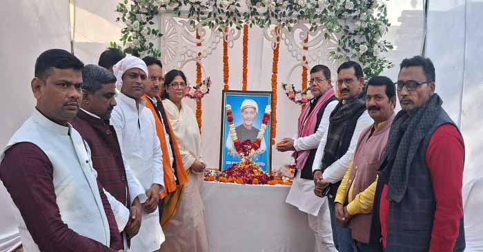 Ballia-पूर्व ग्राम प्रधान जयकुमार सिंह की प्रथम पुण्यतिथि पर दी गई श्रद्धांजलि, बांटे गए कंबल
