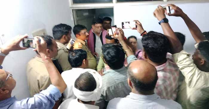 Ballia-निजी अस्पताल में ऑपरेशन के बाद प्रसूता और जुड़वा बच्चियों की मौत, रोते-बिलखते परिजनों ने किया हंगामा