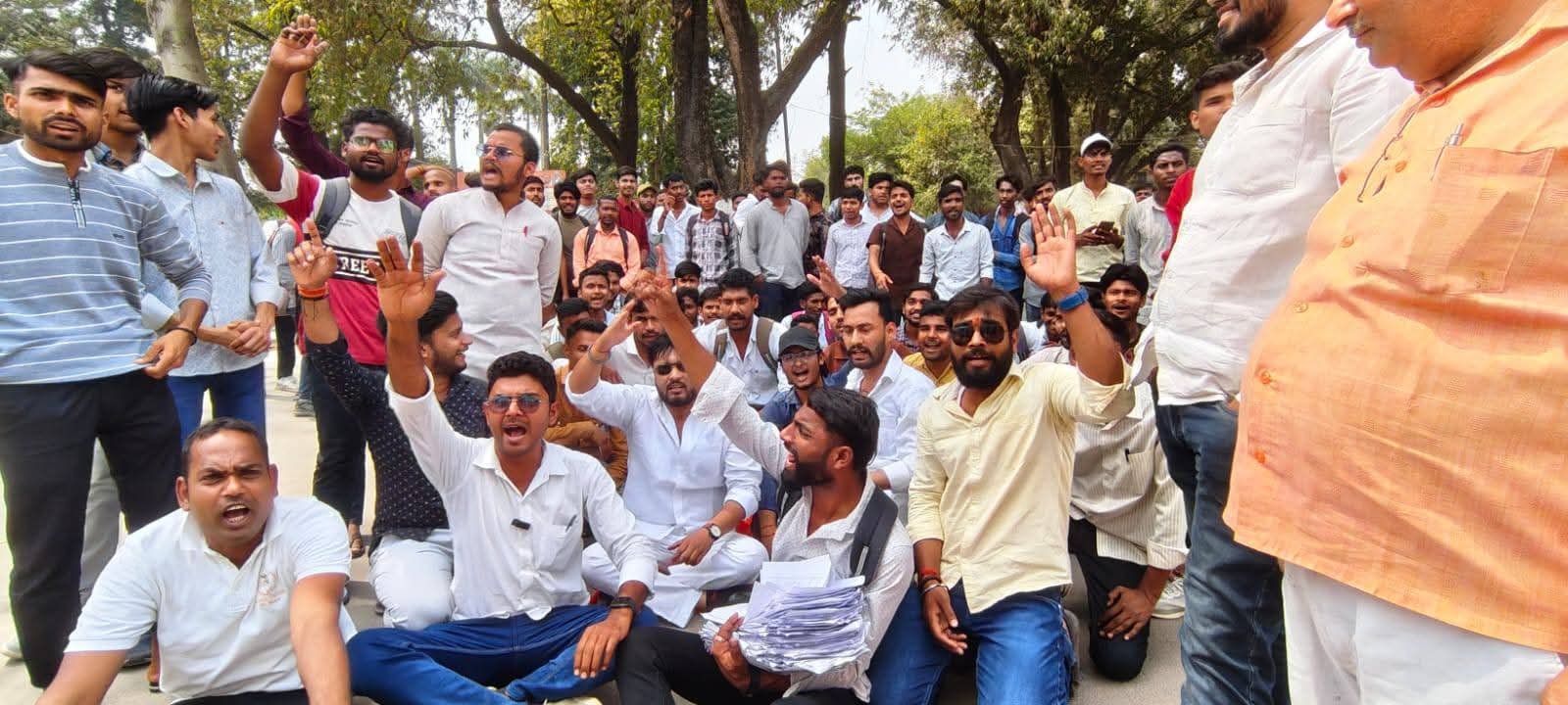 छात्रवृत्ति व मोबाइल वितरण को लेकर छात्रों ने चेताया, आंदोलन तेज करने की दी चेतावनी