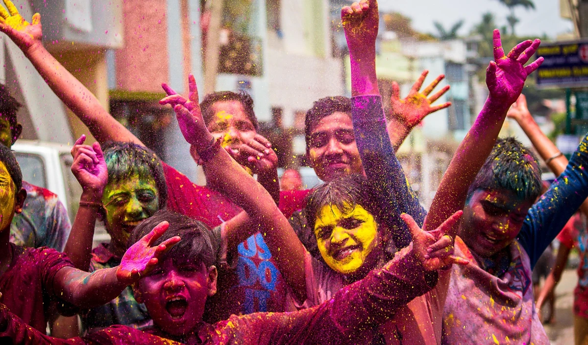 Holi Health Alert: रंग और पानी बन सकते हैं मुसीबत, एक्सपर्ट्स ने बताए बचाव के Golden Tips