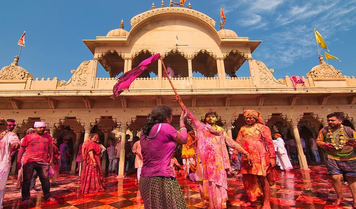 Lathmar Holi: Barsana की World Famous लट्ठमार होली, जानें क्यों राधा की सखियों की लाठियां खाते थे कान्हा