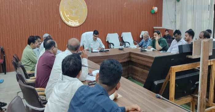 Ballia News: डीएम बलिया बोले-जिले में पेट्रोल-डीजल की कोई कमी नहीं, जमाखोरी पर होगी सख्त कार्रवाई