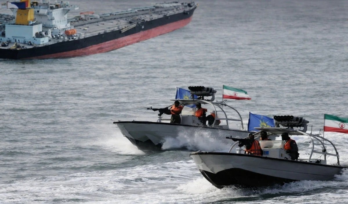 Indian Ocean में US Navy का बड़ा एक्शन, संदिग्ध Iranian Oil Tanker को रोका, बढ़ा टकराव का खतरा।