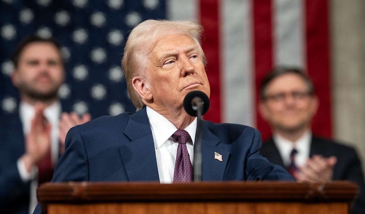 US Iran War | ‘ठूंस-ठूंसकर भरे सूअर की तरह दम घुट रहा है’, Donald Trump ने परमाणु समझौते तक ईरान की नाकेबंदी जारी रखने की धमकी दी