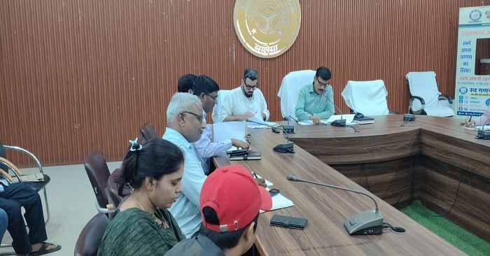 Ballia News: बैठक में अनुपस्थित मिले समाज कल्याण विभाग के 7 कर्मचारी, एक दिन का वेतन रोकने का आदेश