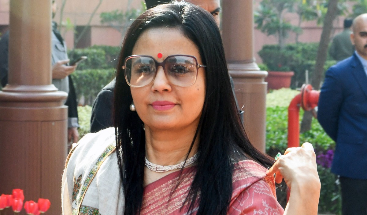 TMC में दलबदल की राजनीति, Mahua Moitra ने बागियों को कहा ‘लालची स्वार्थी गद्दार’, Saugata Roy बोले- मुझे भी ऑफर था