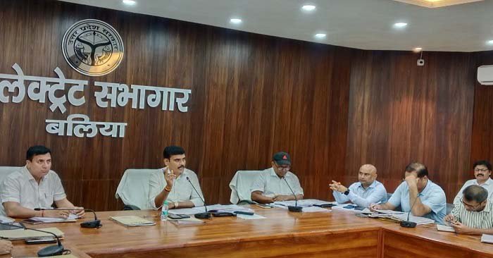 Ballia: राजस्व वसूली में लापरवाही पर डीएम बलिया सख्त, अधिकारियों को लगाई फटकार